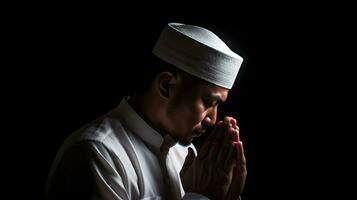 retrato de joven musulmán hombre Orando aislado en negro antecedentes ai generativo foto
