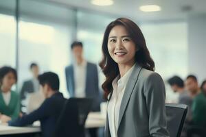 ai generado retrato de exitoso negocio mujer en un ocupado moderno lugar de trabajo, en pie en frente de equipo, sonriente a cámara. foto