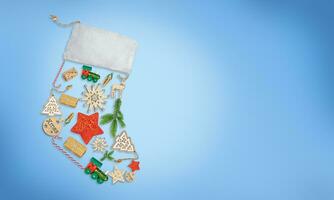 Navidad decoraciones en el forma de un Navidad calcetín en un azul borroso antecedentes foto