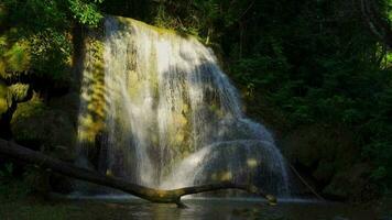 phalan stringtrosa vattenfall, phu pha man nationell parkera na nong tummen underdistrikt, kamrat phae distrikt, khon kaen provins, thailand video