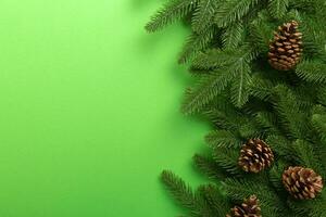 Navidad fiesta antecedentes con Copiar espacio para publicidad texto. abeto ramas y pino cono en color antecedentes . plano poner, parte superior ver foto