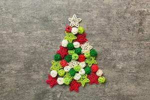 Navidad árbol hecho desde de colores hecho a mano pelota decoración en de colores fondo, ver desde arriba. nuevo año mínimo concepto con Copiar espacio foto