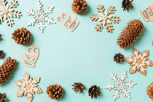 vista superior de juguetes y decoraciones navideñas sobre fondo azul de navidad. concepto de tiempo de año nuevo con espacio de copia foto