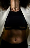 un negocio mujer demostración apagado su cuerpo en su ropa interior. foto