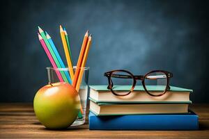 espalda a colegio concepto con libros, lentes y manzana en de madera mesa, lentes profesor libros y un estar con lapices en el mesa, en el antecedentes de un pizarra con tiza, ai generado foto