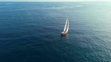 ein alt Segeln Boot ist sichtbar im diese Antenne Aussicht von das ligurisch Meer. video