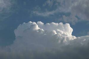 cilindro nubes en el cielo foto