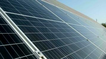 avvicinamento solare pannelli, fotovoltaico, alternativa elettricità fonte - concetto di sostenibile risorse. video