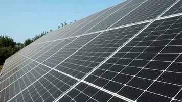 linhas do moderno fotovoltaico solar painéis. renovável ecológico fonte do energia a partir de a Sol. video