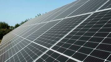 righe di moderno fotovoltaico solare pannelli. rinnovabile ecologico fonte di energia a partire dal il sole. video