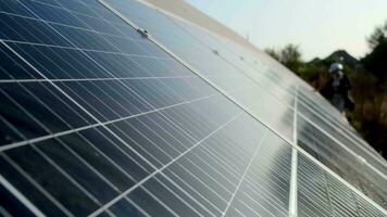 filas de moderno fotovoltaica solar paneles renovable ecológico fuente de energía desde el Dom. video