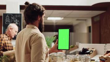 homme en utilisant isolé écran téléphone intelligent dans zéro déchets supermarché à vérifier Ingrédients pour en bonne santé recette. client dans local épicerie magasin les usages maquette mobile téléphone tandis que achats pour biologique légumes video