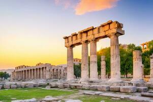 antiguo construcción en Atenas, antiguo ágora de Atenas en Grecia hermosa puesta de sol. ai generado. foto