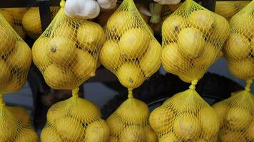 Knoblauch und Zitrone Verkauf beim lokal Markt video