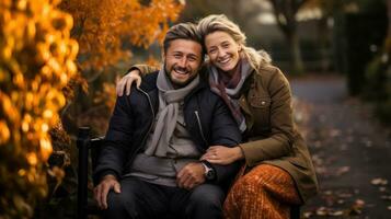 contento discapacitado Pareja en parque en un otoño día. hombre con físico invalidez y su esposa. foto