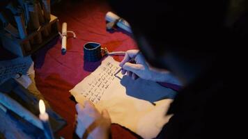 l'écriture des lettres dans ancien écriture dans le historique période. video