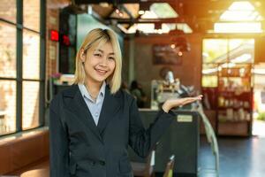 An office beautiful golden hair lady introduces her favorite coffee shop to her friends while smiling. photo