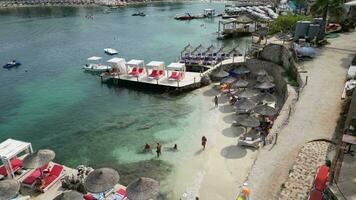 ksamil, Albanien, Sonntag 12 August 2023 schön 3 Inseln erkunden Blau Lagune mit Kristall Wasser Aussicht Antenne Drohne Aufnahmen Sommer- Reisen wunderbar setzt zu Sein hoch Qualität Kinematographie Clips video