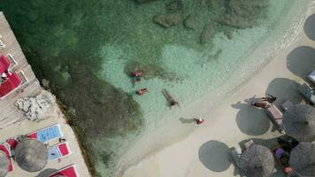 ksamil, Albânia, domingo 12 agosto 2023 lindo 3 ilhas explorando azul lagoa com cristal águas Visão aéreo zangão cenas verão viajando Maravilhoso lugares para estar Alto qualidade cinematografia clipes video