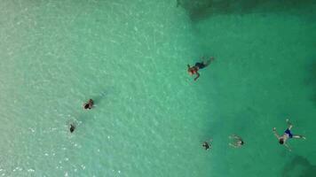 Ksamil, Albanie, dimanche 12 août 2023 incroyable 3 îles bleu lagune avec cristal des eaux aérien drone vue métrage été en voyageant magnifique des endroits à être haute qualité cinématographie clips video