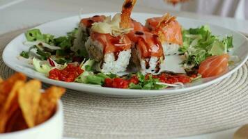 ver de fusión salmón Sushi rollos con salsa en blanco lámina. sano y fusión japonés comida estilo concepto video