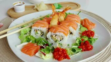 Visão do fusão salmão Sushi rolos com molho em branco placa. saudável e fusão japonês Comida estilo conceito video