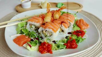 Visão do fusão salmão Sushi rolos com molho em branco placa. saudável e fusão japonês Comida estilo conceito video