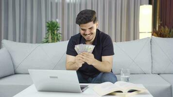 gracioso y gracioso joven hombre cuenta el dinero él gana. video