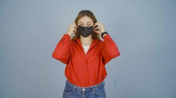 divertente donna indossare maschera guardare a telecamera. video