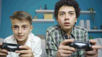 le Jeune homme pièces compétitif Jeux avec le sien plus jeune frère à maison. video
