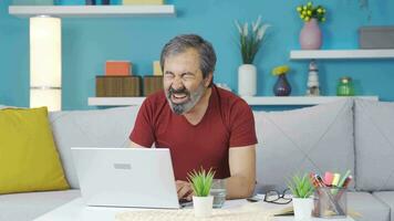 de edad mediana hombre que cae dormido a el computadora. video