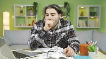 joven hombre tos con respiratorio fracaso y incomodidad en pulmones. video