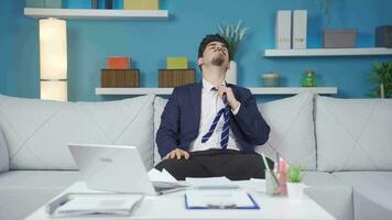 fatigué et ennuyé de travail, homme pièces avec papier avion. video