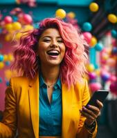 contento joven negocio mujer con vistoso pelo y un teléfono inteligente en su mano se ríe y carcajadas con alegría. ai generativo foto