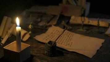 Schreiben durch Kerzenlicht im das historisch Epoche. video