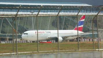 phuket, Tailândia novembro 27, 2015 - aeronave em a taxiway. boeing 767346, hsbkj do orientar tailandês companhias aéreas taxiando video