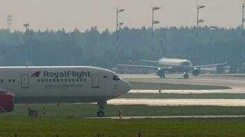 Moskva, ryska federation juli 30, 2021 - boeing 767, vpbre av kunglig flyg taxning på sheremetyevo flygplats, sida sittplats. flygplan på de taxibana video