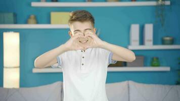 ragazzo nel amore fabbricazione cuore con amore. video