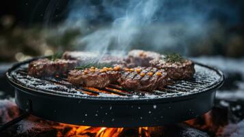 invierno parilla Cocinando carne en un compacto redondo parrilla foto