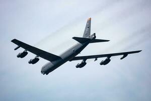 nosotros aire fuerza boeing b-52 estratofortaleza estratégico bombardeo avión a aire base. militar aeronave. aviación industria. mosca y volador. foto