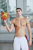 hombre con baloncesto foto