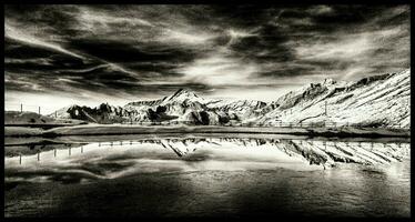 alpino serenidad montaña reflexiones en un francés lago foto