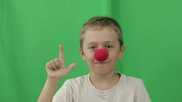 une garçon avec une rouge nez sur une vert écran video
