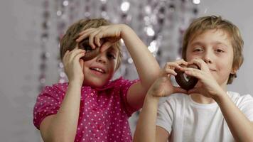 deux les enfants en portant en haut bonbons et manger il video