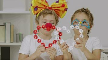 twee kinderen vervelend partij boog en clown bril Holding hart vormig papier video