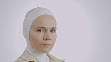 portret van een vrouw vervelend een wit hoofddoek video