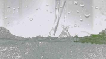 água é espirrando para dentro uma vidro com bolhas video