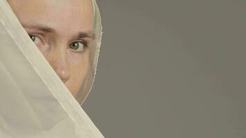 een vrouw vervelend een wit hoofddoek video