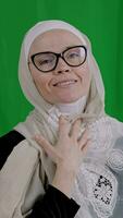 retrato de un mujer vistiendo lentes y un hijab video