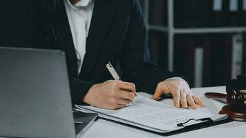 zaken en advocaten bespreken contractpapieren met koperen schaal op bureau in kantoor. wet, juridische diensten, advies, rechtvaardigheid en wet concept foto met film grain effect video